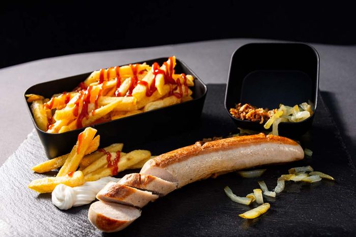 Bratwurst vom Grill mit Pommes, Mayo, Ketchup, Röstzwiebeln und Essiggurken